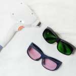 depilacao-a-laser-de-diodo-e-oculos-em-uma-toalha-cosmetica-branca-ferramentas-de-remocao-de-pelos_213455-4669-300x200